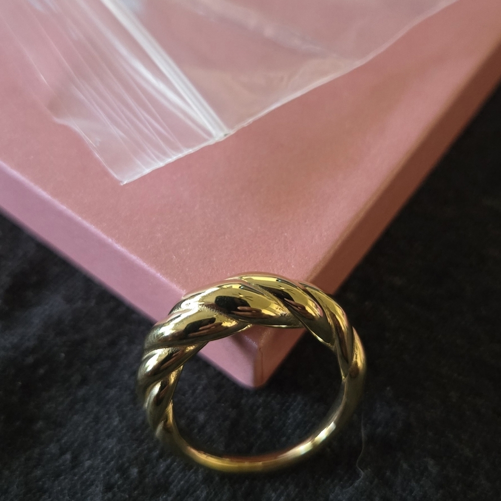Siumal woman's ring. Size 6